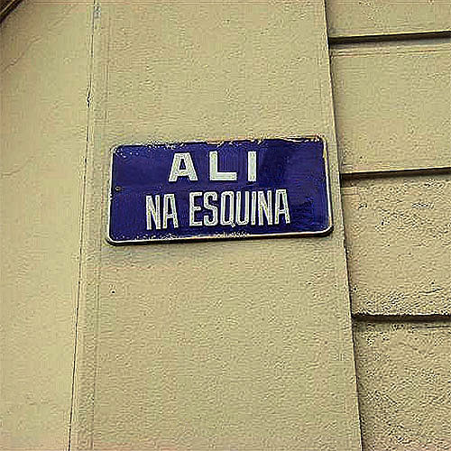 ali na esquina placa